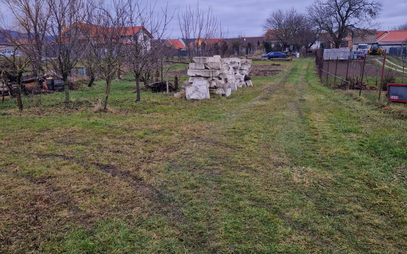 Pozemok vhodný na výstavbu RD  v obci Dlhá 13km od Trnavy