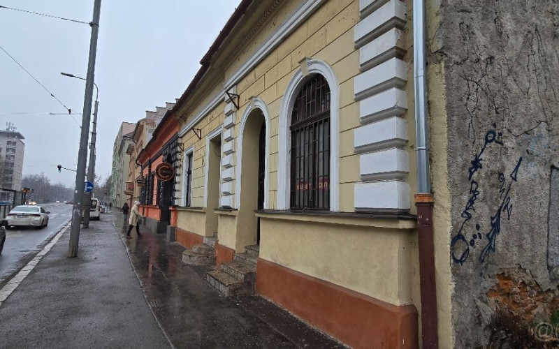 Lukratívna budova s  pozemkom v centre na PREDAJ!!!