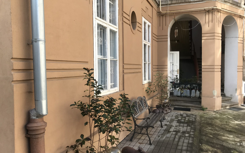 Na PREDAJ priestranný staromestský 3izb byt zo záhradou a dvorom