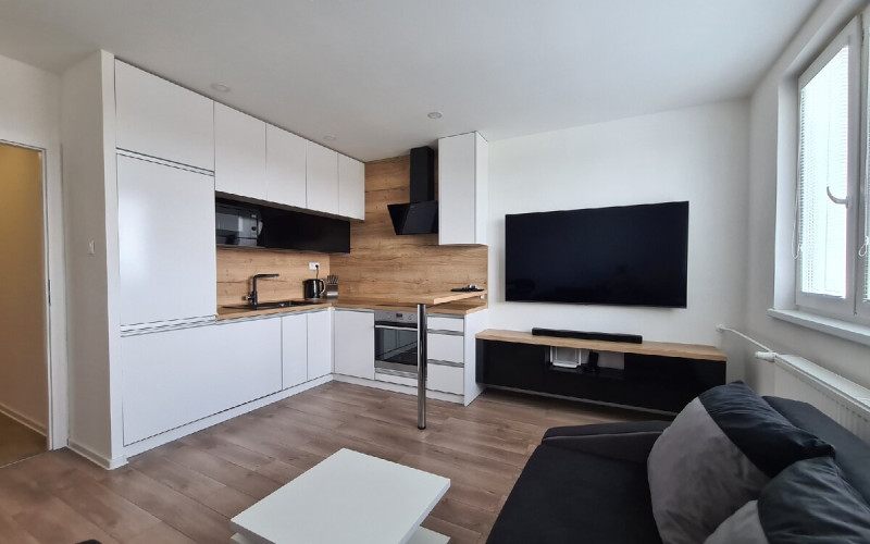 PRENÁJOM 3 izb., KVP, kompletná rekonštrukcia, les