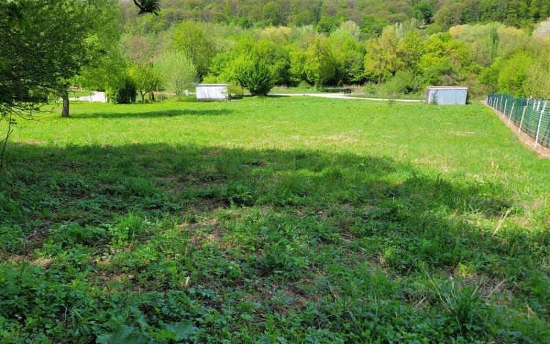 Na predaj pozemok vhodný na výstavbu RD v Horných Orešanoch