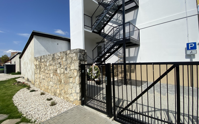 PREDAJ - priestranný 2-izbový BYT - prevedenie ŠTANDART