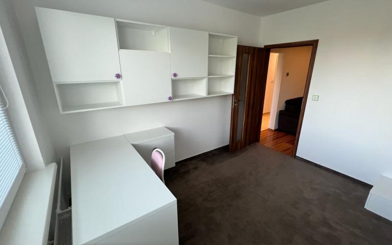 Na prenájom priestranný 3-izbový byt, 67 m² s balkónom