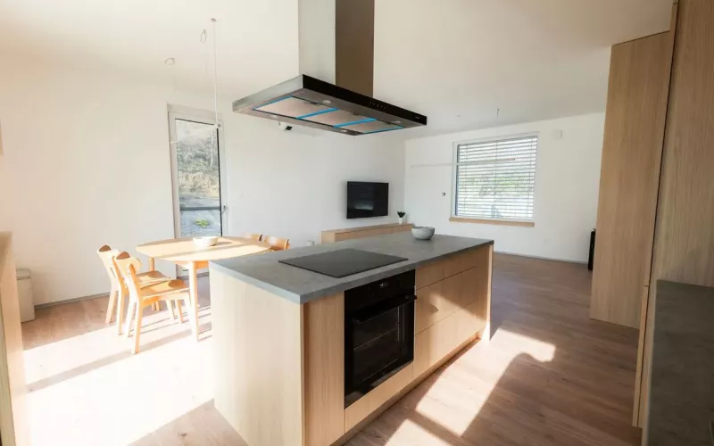 NA PREDAJ - Priestranný holobyt s pozemkom blízko Prešova