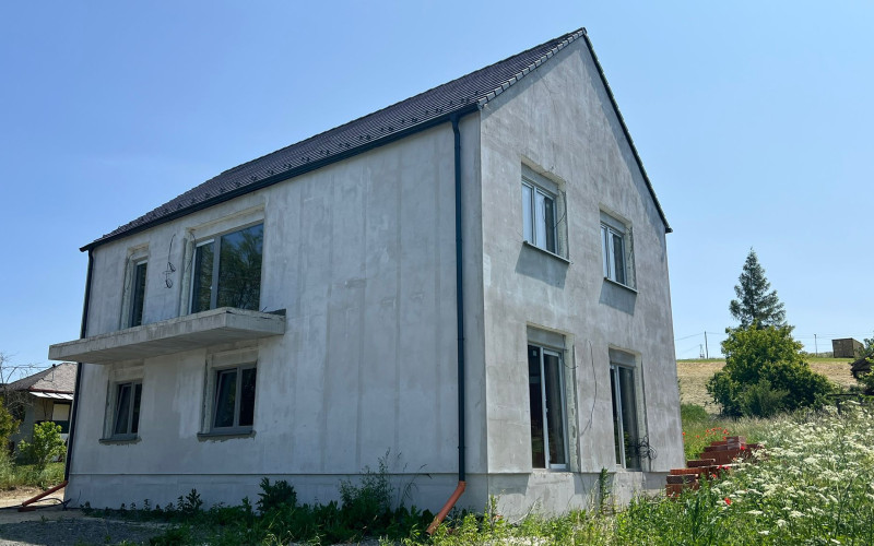 NA PREDAJ - Rodinný 4-izbový holobyt v novostavbe v Lipanoch