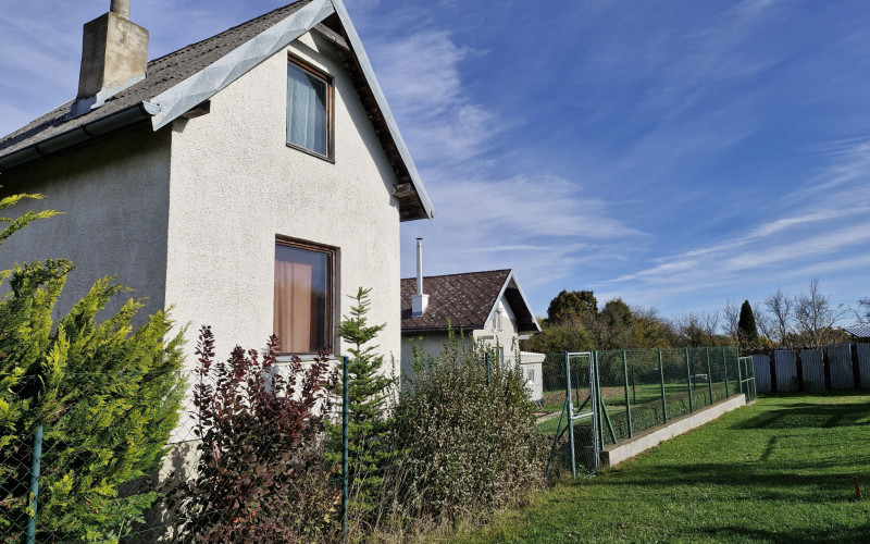 Na predaj murovaná chata so záhradou. Jazierko Pozdišovce