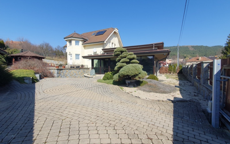 PREDAJ: luxusný 6 izb. dom 400 m2 z r. 2018 Čenčice