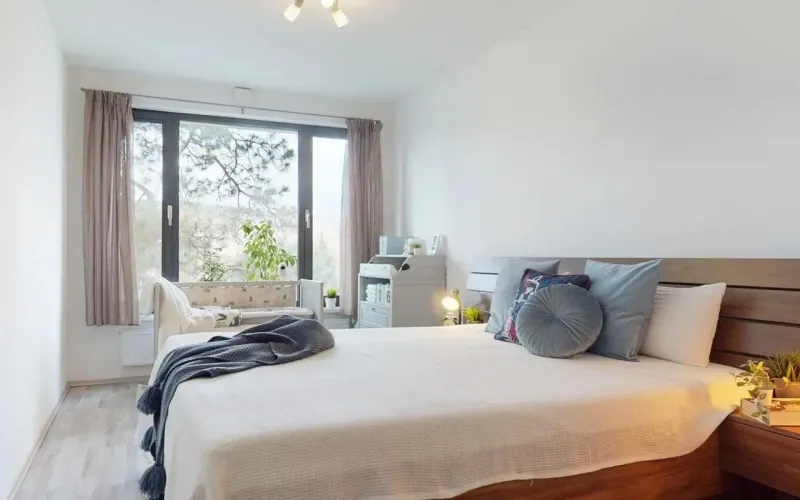 Priestranný 2-izb. byt s garážou NA PRENÁJOM