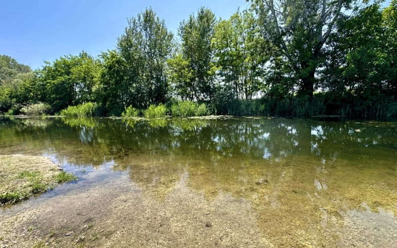 PREDAJ pozemok s rozlohou 2504 m² priamo pri vode.