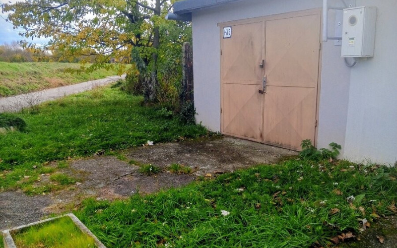 Na predaj garáž s väčším pozemkom v Seredi