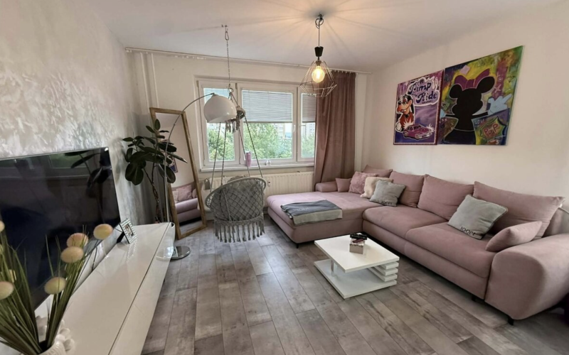 NA PREDAJ, 3-izb. byt na KVP, HÚSKOVA UL.