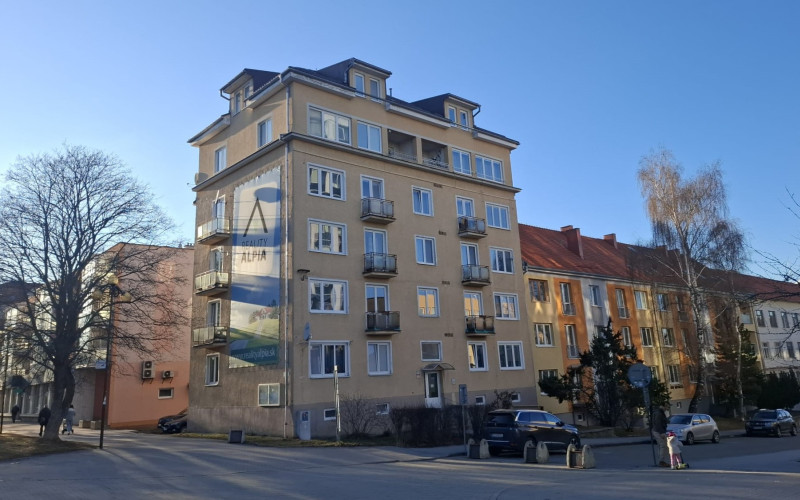 PREDAJ: 2 izb. byt v centre 48.16 m2 + 2 balkóny tehlový dom