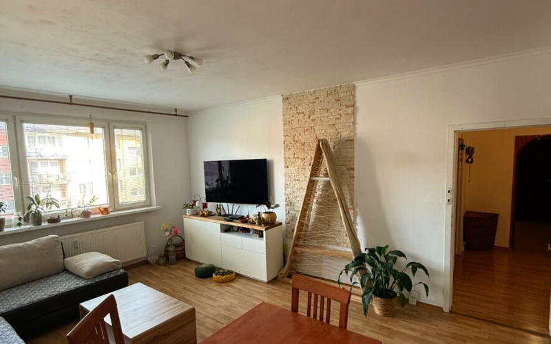 Priestranný 3,5-izbový byt v pokojnej lokalite - Nad jazerom