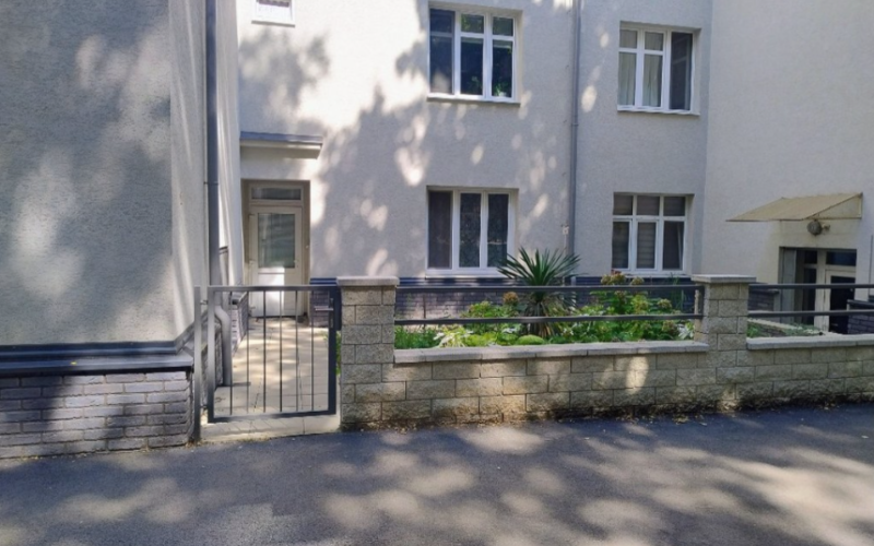 NA PREDAJ 1,5-izb. byt s predzáhradkou, BA III