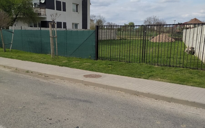 Na predaj pozemok vhodný na výstavbu RD v obci Dvorníky