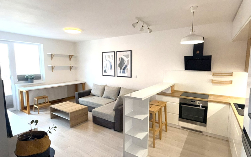 Na predaj priestranný 2-izbový byt s balkónom v novostavbe, Ulica na Grunte.