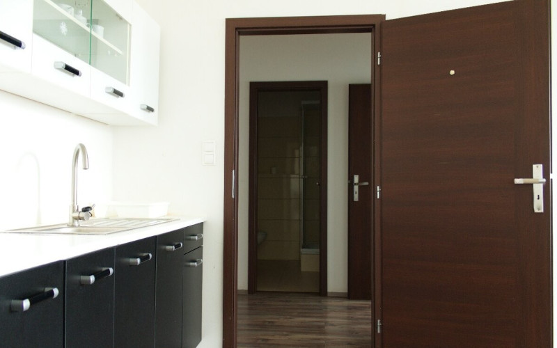 Na predaj 2iz. byt s pivnicou  v Senici na Továrenskej ulici