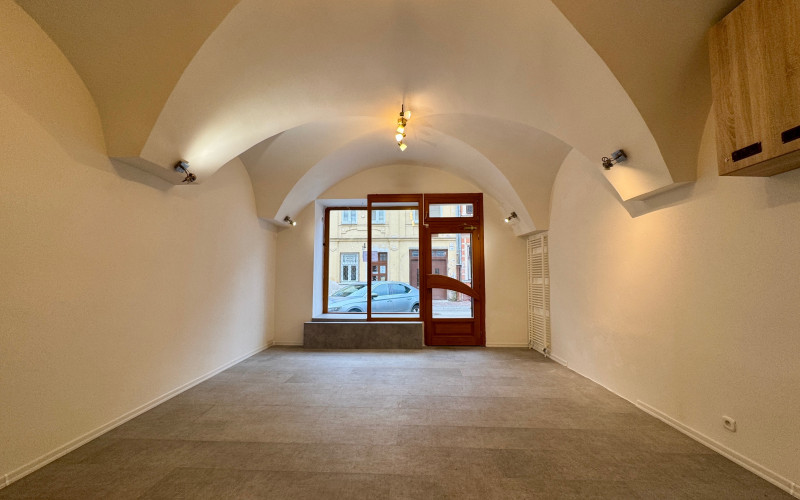 Na prenájom obchodný priestor s výkladom – Mäsiarská ul., Košice