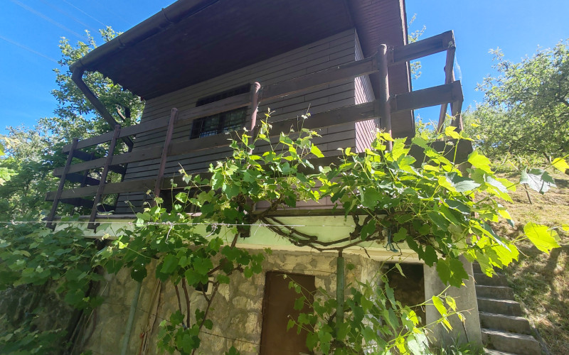 Miesto pre dokonalý oddych v prírode – záhradná chatka s pozemkom 483 m² v Nemšovej