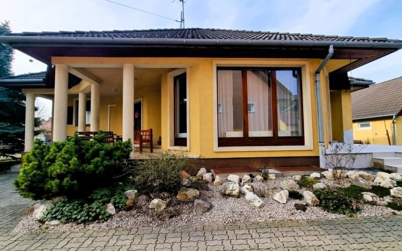 Feketeerdó / Rodinný dom s veľkým pozemkom, pivnicou pod celým domom a dvojgarážou.