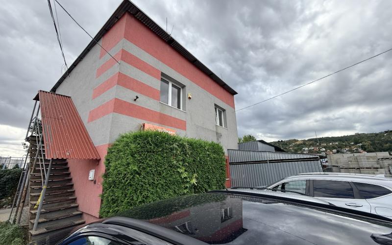 Budova na prenájom, sklady a kancelárske priestory, parkovanie