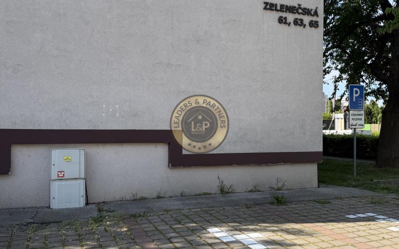 Vonkajšie parkovacie státie na Zelenečskej ulici - Trnava