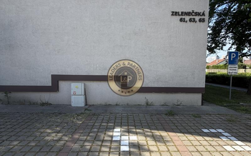 Vonkajšie parkovacie státie na Zelenečskej ulici - Trnava