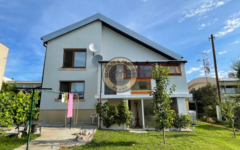NA PREDAJ: Priestranný rodinný dom Nitra - Zobor s garážou