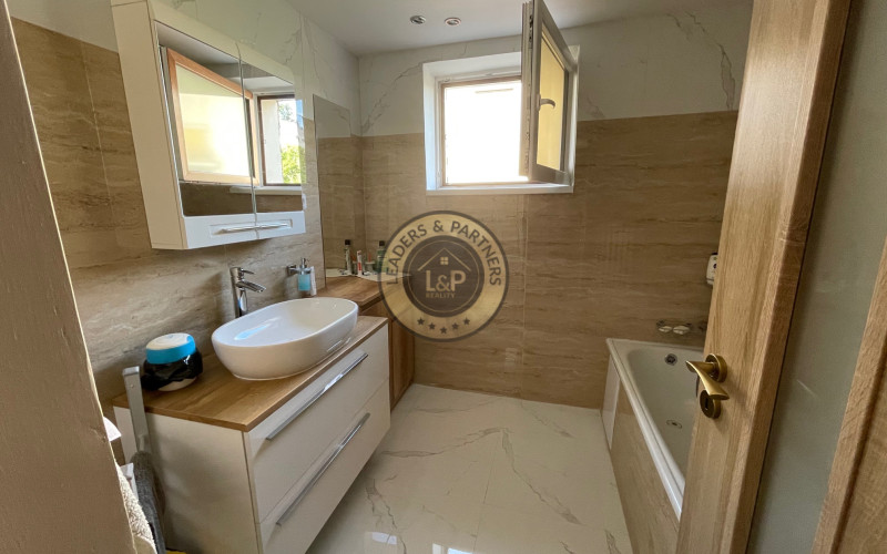 NA PREDAJ: Priestranný rodinný dom Nitra - Zobor s garážou