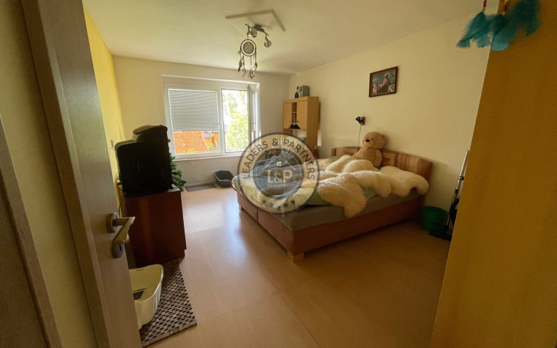 NA PREDAJ: Priestranný rodinný dom Nitra - Zobor s garážou