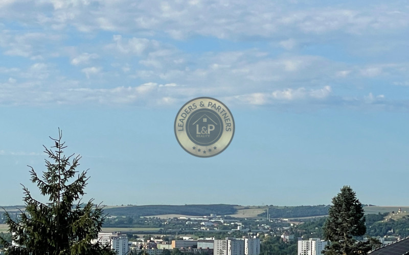 NA PREDAJ: Priestranný rodinný dom Nitra - Zobor s garážou