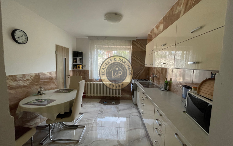 NA PREDAJ: Priestranný rodinný dom Nitra - Zobor s garážou