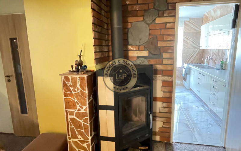 NA PREDAJ: Priestranný rodinný dom Nitra - Zobor s garážou