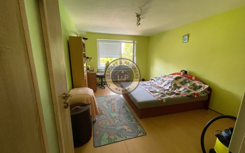 NA PREDAJ: Priestranný rodinný dom Nitra - Zobor s garážou