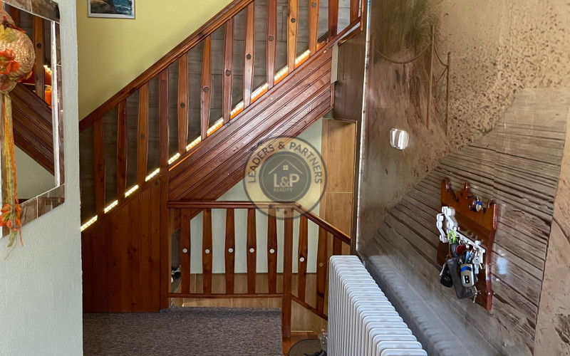 NA PREDAJ: Priestranný rodinný dom Nitra - Zobor s garážou