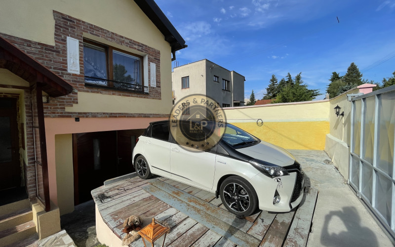 NA PREDAJ: Priestranný rodinný dom Nitra - Zobor s garážou