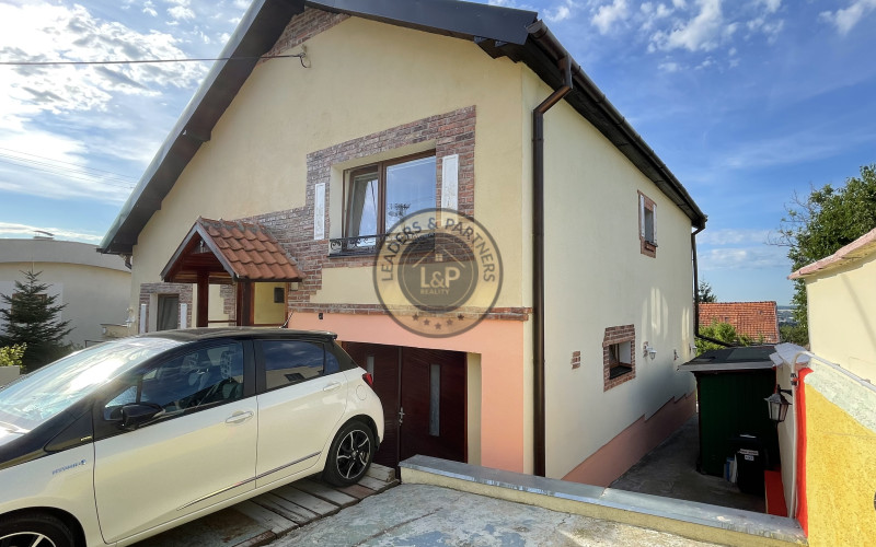 NA PREDAJ: Priestranný rodinný dom Nitra - Zobor s garážou