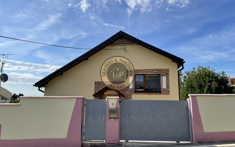 NA PREDAJ: Priestranný rodinný dom Nitra - Zobor s garážou