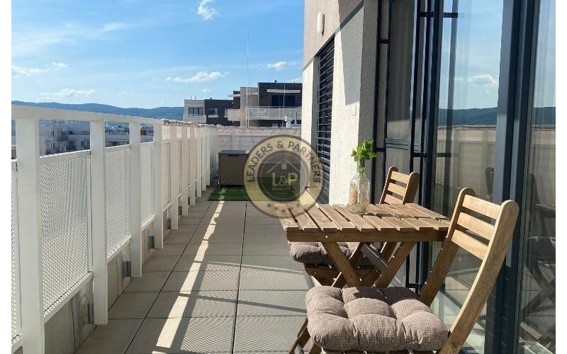 PRENÁJOM 4 IZBOVÝ NADŠTANDARTNÝ BYT NA KRIŽOVATKÁCH