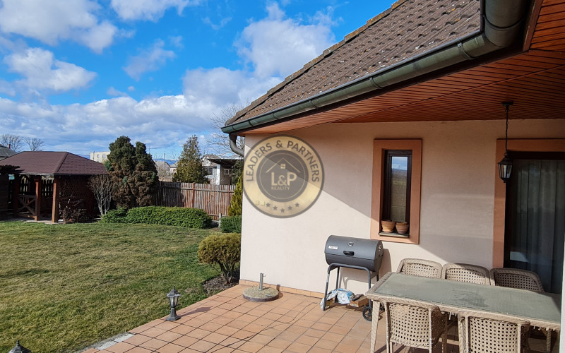 Rodinný dom Košice - okolie, Komárovce, dvojgaráž, terasa, krb