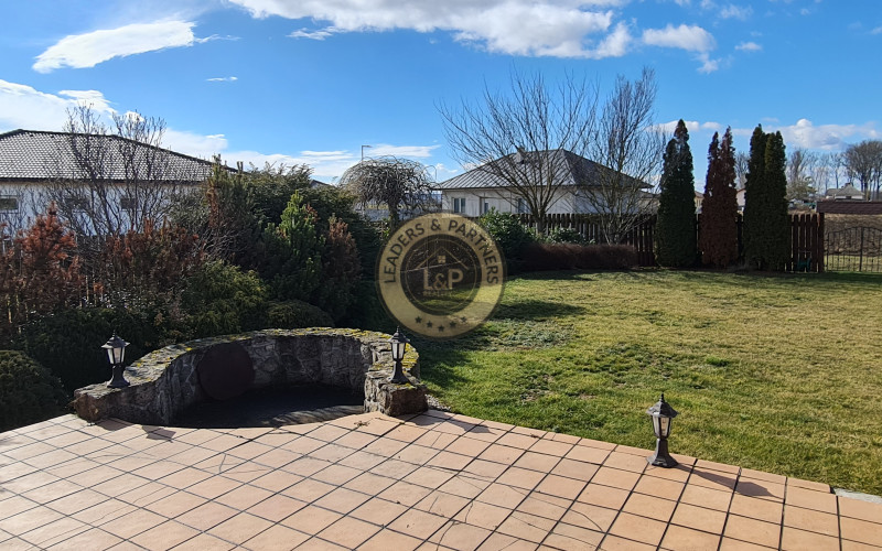 Rodinný dom Košice - okolie, Komárovce, dvojgaráž, terasa, krb