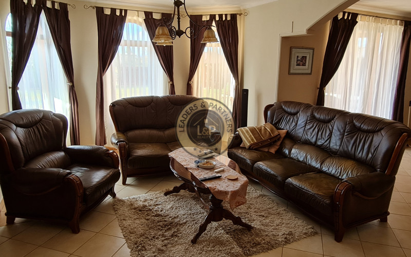 Rodinný dom Košice - okolie, Komárovce, dvojgaráž, terasa, krb