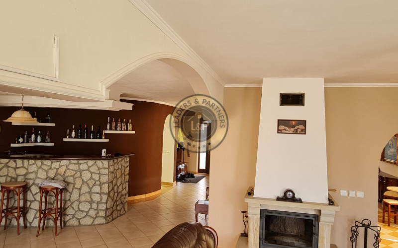 Rodinný dom Košice - okolie, Komárovce, dvojgaráž, terasa, krb