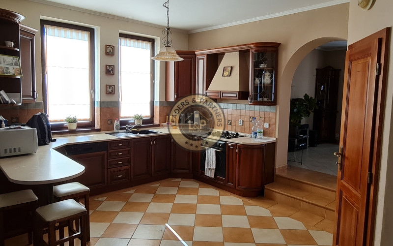 Rodinný dom Košice - okolie, Komárovce, dvojgaráž, terasa, krb