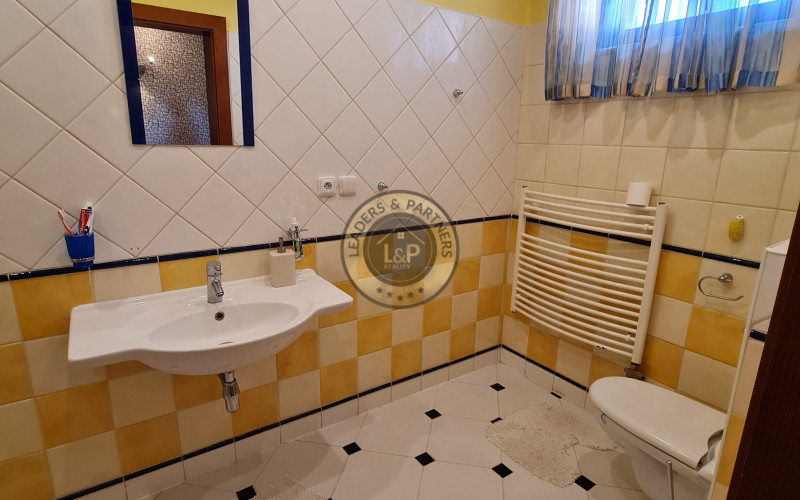 Rodinný dom Košice - okolie, Komárovce, dvojgaráž, terasa, krb