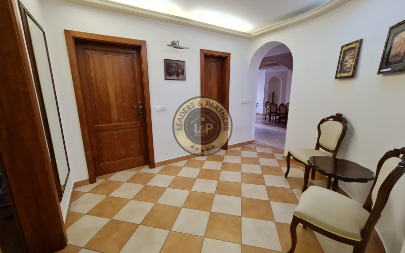 Rodinný dom Košice - okolie, Komárovce, dvojgaráž, terasa, krb