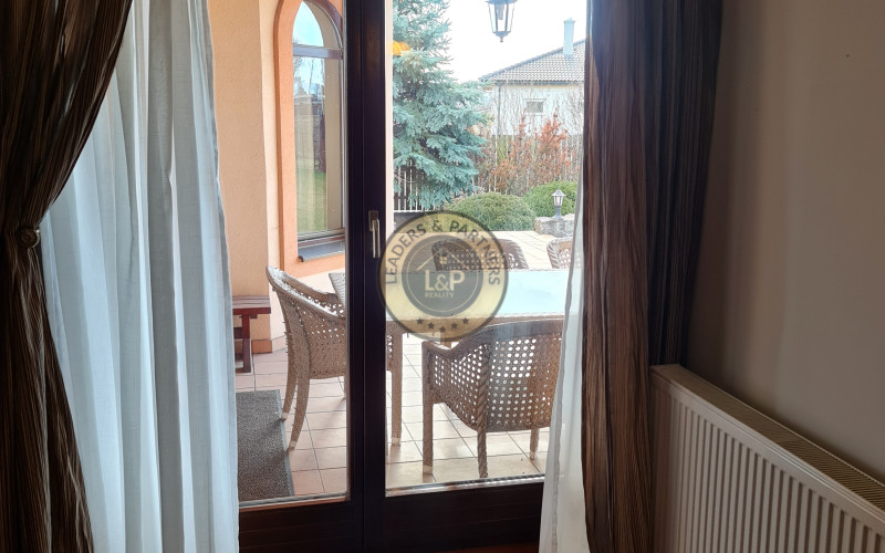 Rodinný dom Košice - okolie, Komárovce, dvojgaráž, terasa, krb