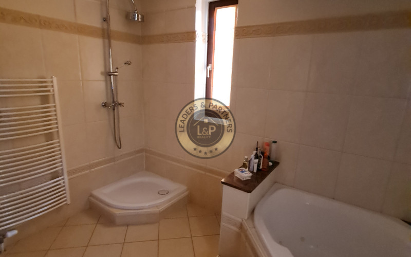 Rodinný dom Košice - okolie, Komárovce, dvojgaráž, terasa, krb