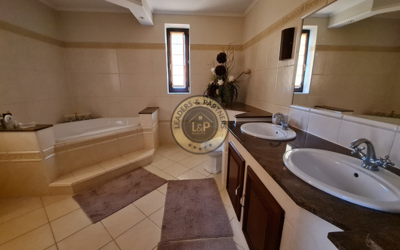 Rodinný dom Košice - okolie, Komárovce, dvojgaráž, terasa, krb