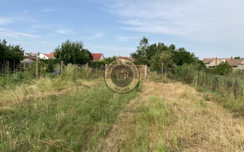 PREDAJ pozemok 970 m2 Bezenye